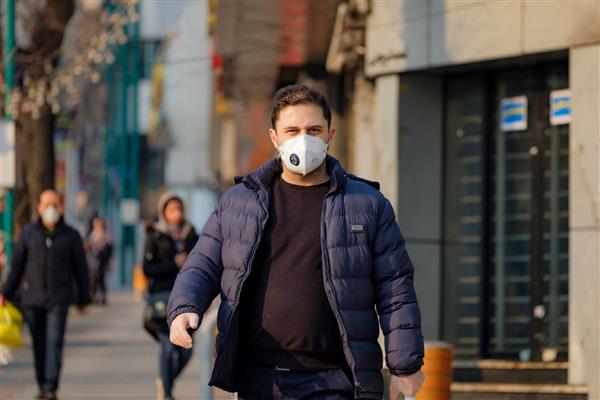 تهران ایران - 5 مارس 2020 ماسک های صورت N95 ظاهر شهرها را تغییر داده است خیابان ها بیش از هر زمان دیگری عجیب به نظر می رسند اپیدمی بیماری کشنده ویروس کرونا تعداد مبتلایان و تلفات در حال افزایش است