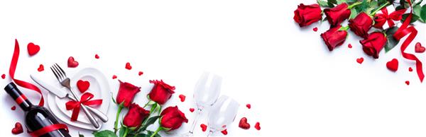 شام روز ولنتاین - چیدمان میز عاشقانه سفید با هدیه شراب و گل رز قرمز