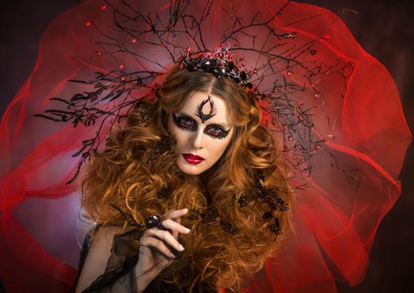 ملکه قرمز شعله زن زیبای آتشین آرایش کارناوال موهای کرکی قرمز ملکه آتشین دختر زیبا با آرایش فانتزی رنگ قرمز