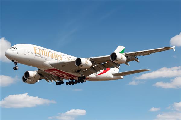 لندن بریتانیا - 1 آگوست 2018 هواپیمای ایرباس A380 امارات در فرودگاه هیترو لندن LHR در بریتانیا ایرباس یک سازنده هواپیما از تولوز فرانسه است