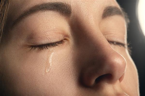 زن غمگین غمگین در حال گریه چشمان بسته پرتره نزدیک