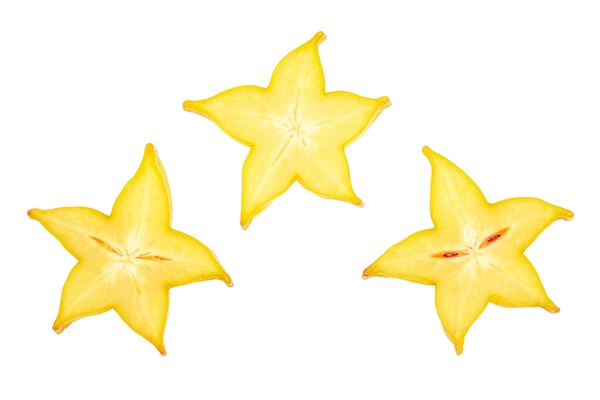 کارامبولا یا برش ستاره-میوه جدا شده در زمینه سفید نمای بالا تخت دراز کشید