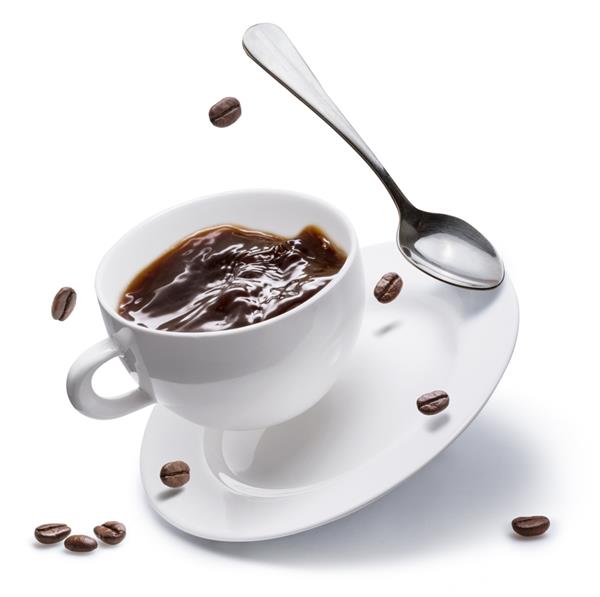 فنجان قهوه دانه های قهوه و قاشق در حال پرواز بر روی یک بشقاب سفید جدا شده در پس زمینه سفید
