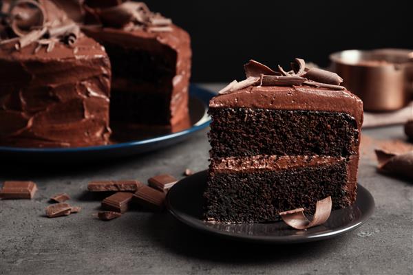 بشقاب با تکه ای از کیک شکلاتی خانگی خوشمزه روی میز