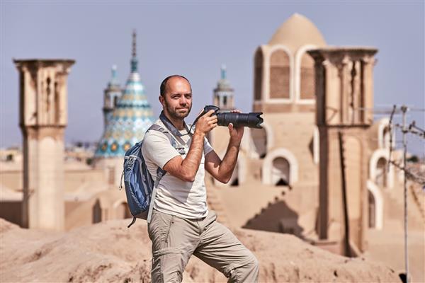 گردشگر در طول سفر مجردی در شهر باستانی عکس می گیرد