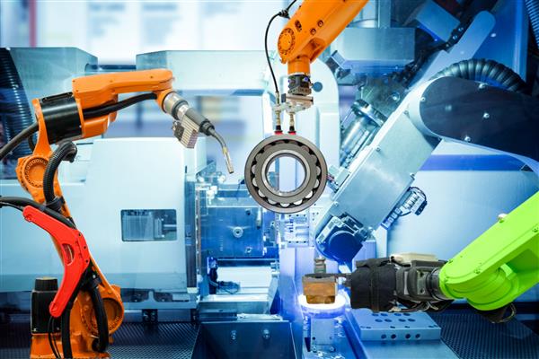 جوشکاری رباتیک صنعتی و گرفتن ربات در کارخانه هوشمند روی پس‌زمینه رنگ آبی دستگاه صنعت 40 و فناوری کار می‌کند