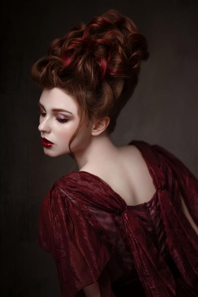 پرتره زن مو قرمز با مدل موی باروک و لباس شب مارون