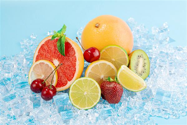 میوه تازه آبدار روی یخ مفهوم نوشیدنی های خنک در گرمای تابستان