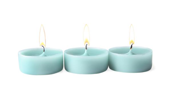 شمع های تزئینی مومی آبی روشن جدا شده روی سفید