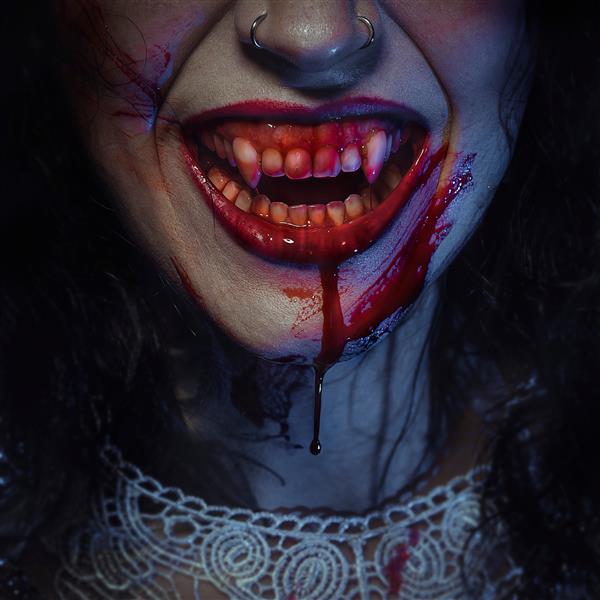 زن دیو لبخند خون آشام با دندان های نیش بزرگ پر از خون می خندد تصویر برای هالووین