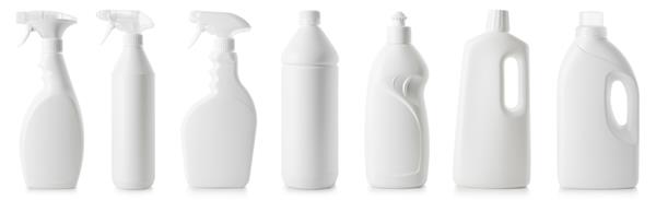 مجموعه ای از بطری های مختلف محصولات تمیز کننده در یک ردیف جدا شده در زمینه سفید