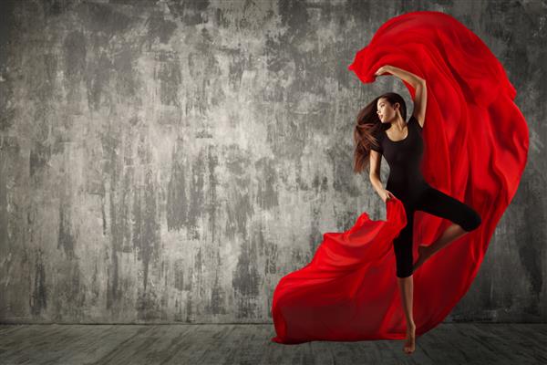 رقص زن با پارچه ابریشمی قرمز رقصنده باله ورزشی مدرن و پارچه تکان دهنده پرتره استودیو دختر رقصنده