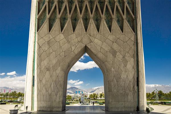 شهر تهران از میان پایه های برج آزادی
