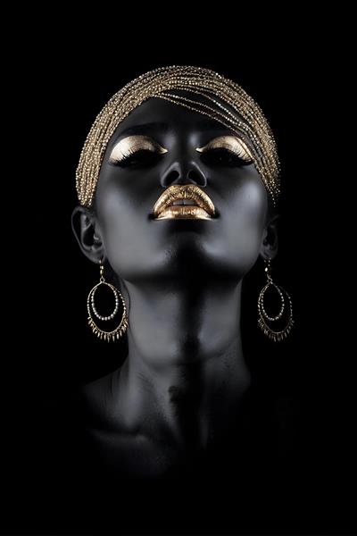 مدلینگ جواهرات طلای زنانه با تمرکز بر زیبایی چهره