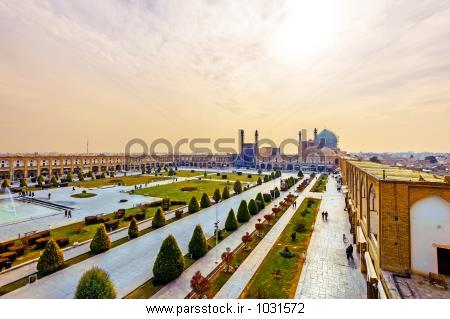 میدان امام ، نقش جهان میدان از عالی قاپو اصفهان، اصفهان، ایران مشاهده شده است. میدان امام ، نقش جهان میدان از عالی قاپو اصفهان، اصفهان، ایران مشاهده شده است.