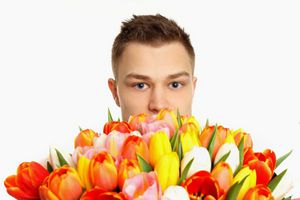 f از مرد جوان با گل لاله های بوکت