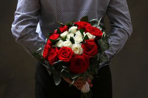 مردی با گل پشت