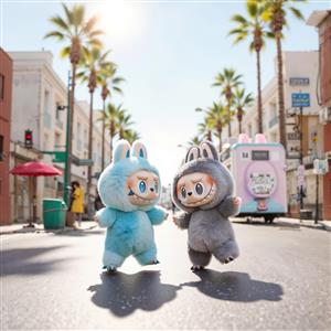 تصویر دو لبوبو در خیابان شهر با نخل و نمای ساختمان برای تابلو