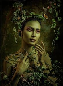 تصویر هنری زن با آرایش سبز و شاخه‌های پیچک وحشی برای پوستر دیواری سالن‌های زیبایی، اسپا و تابلوهای دکوراتیو لوکس