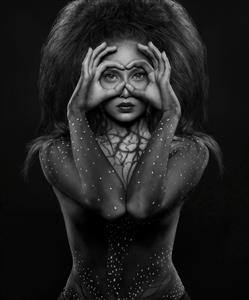 عکس هنری سیاه و سفید زن با گریم ستاره‌ای و ژست خاص برای پوستر دیواری کافه گالری و دکوراسیون مدرن