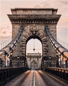 عکس باکیفیت از نمای پل زنجیر بوداپست در غروب آفتاب مناسب پوستر دیواری پذیرایی و دفتر کار مهندسی