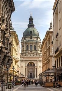نمای باشکوه کلیسای سنت استفان بوداپست در خیابانی اروپایی مناسب پوستر دیواری دفاتر تجاری، لابی هتل و کافه