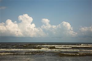 دریای خزر و ساحل زیبا با ابرهایی در آسمان