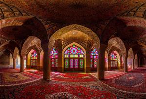نمای داخلی مسجد نصیرالملک شیراز (مسجد صورتی) با نورهای رنگی برای پوستر دیواری سه بعدی سنتی