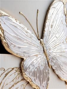 نمای نزدیک بال پروانه سفید با حاشیه طلایی براق ویژه چاپ روی بشقاب‌های تزیینی و قاب دکوراتیو