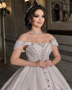 تصویر پرتره عروس زیبا با آرایش لایت و جواهرات درخشان برای چاپ پوستر سالن زیبایی و مزون عروس