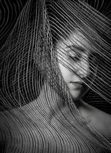 تصویر هنری سیاه و سفید چهره زن پشت تور برای پوستر دیواری سالن‌های آرایش و مزون‌های لوکس