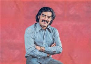 تصویر نوستالژیک منوچهر وثوق با لبخند و دست‌به‌سینه مناسب پوستر دیواری کافه، موسسات آموزشی سینمایی، بازیگری، کارگردانی و چاپ روی تیشرت