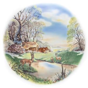 نقاشی بشقاب تزئینی با طرح کلبه جنگلی و گوزن در کنار رودخانه مناسب برای دیوارکوب و بشقاب دیواری در دکوراسیون پذیرایی