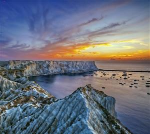 تصویر پانوراما صخره‌های ساحلی و غروب دریا ایده آل برای پوستر دیواری عریض و لابی هتل