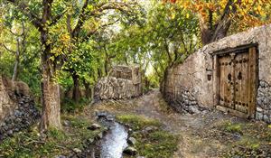 طرح عریض پوستر دیواری کوچه باغ سنگی با جوی آب و درختان سرسبز مناسب راهرو و لابی ساختمان جهت چاپ دیوارپوش و بنر دکوراتیو