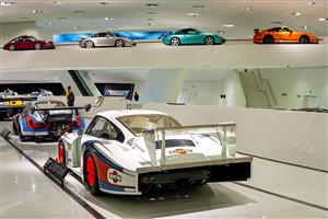 پوستر دیواری ماشین‌های مسابقه‌ای پورشه در نمایشگاه مدرن برای دیزاین اتاق خواب پسرانه، نمایشگاه خودرو و گاراژ