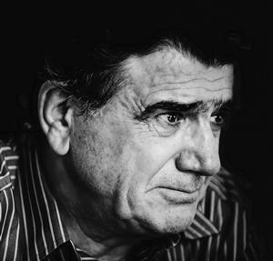 پرتره سیاه و سفید استاد محمدرضا شجریان خسرو آواز ایران برای تابلوهای دکوراتیو آموزشگاه موسیقی، کافه و اتاق مطالعه