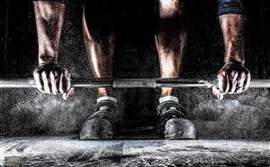 تصویر باکیفیت و حرفه‌ای وزنه بردار در حال بلند کردن هالتر مناسب پوستر دیواری باشگاه‌های ورزشی، بدنسازی و کراس‌فیت