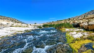 پوستر منظره طبیعی رودخانه خروشان میان صخره‌ها و آسمان صاف برای دکوراسیون دفاتر فنی و مهندسی