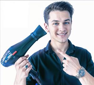 مدل مرد جوان با سشوار ویژه پوستر دیواری آرایشگاه مردانه، سالن زیبایی و بنرهای تبلیغاتی پیرایش