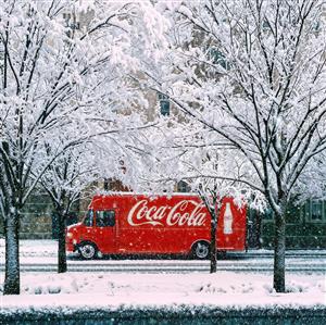 کامیون قرمز کوکاکولا در جاده برفی و زمستانی ویژه پوستر دیواری ایام کریسمس و دکوراسیون فروشگاه