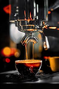 عکس باکیفیت عصاره‌گیری اسپرسو با دستگاه صنعتی ویژه پوستر دیواری کافه، کافی‌شاپ و آشپزخانه‌های مدرن