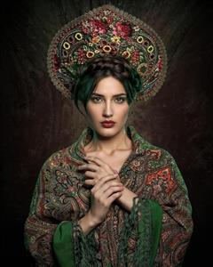 پرتره هنری زن با تاج گل و لباس سنتی طرح اسلیمی و بته جقه ویژه چاپ روی کوسن، دفترچه و تابلوهای دکوراتیو خاص