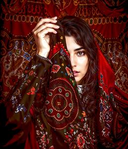 تصویر هنری زن با پوشش سنتی اسلیمی و نگاه خیره مناسب تابلو دکوراتیو و پوستر دیواری کافه سنتی