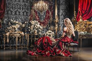 پوستر دیواری فوق لوکس زن در عمارت سلطنتی با تم قرمز و مشکی مناسب سالن‌های پذیرایی مجلل و مزون