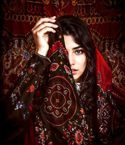 پوستر دیواری چهره زن با شال طرح‌دار سنتی قرمز و قهوه‌ای مناسب دکوراسیون بوتیک، مزون و آرایشگاه لوکس