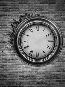 عکس هنری ساعت رومی کلاسیک نصب شده بر دیوار سنگی تیره با اعداد درشت رومی برای پوستر دیواری فضاهای اداری و اتاق مدیریت