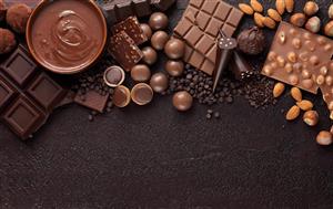تصویر باکیفیت انواع شکلات تلخ، فندقی و بادامی به همراه سس شکلات مناسب برای پوستر دیواری شیرینی فروشی، کافه و چاپ روی دفترچه