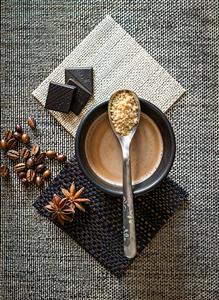 چیدمان عمودی فنجان قهوه، شکلات و ادویه روی بافت حصیری برای چاپ سینی، ماگ و پوستر دیواری آشپزخانه و کافی‌شاپ