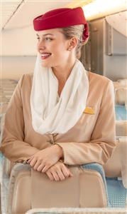 عکس مهمان‌دار هواپیمایی امارات با لبخند و لباس فرم رسمی مناسب بنرهای تبلیغاتی، آژانس‌های مسافرتی و آموزشگاه‌های هواپیمایی